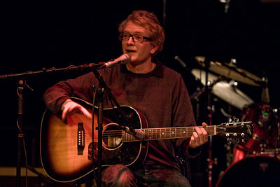 2008-11-10 Attention. Fred Yngström underhöll med egenkomponerade låtar.